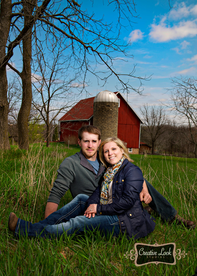 farm-engagement-photo-red-barn-grass