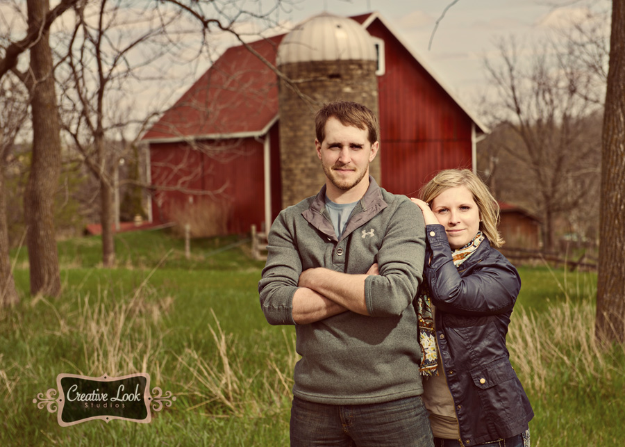 red-barn-engagement-photo-wi