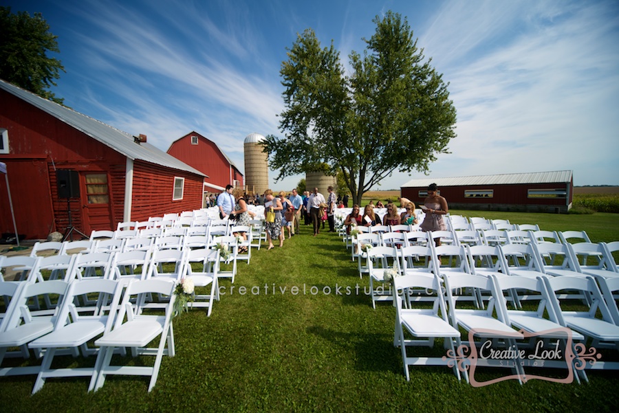 barn-wedding-farming-betty's-wi0026