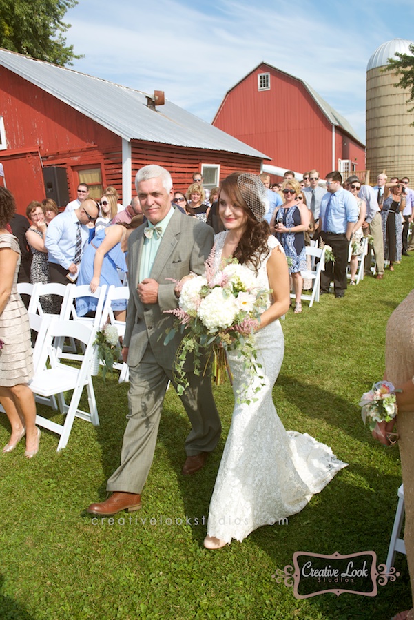 barn-wedding-farming-betty's-wi0034