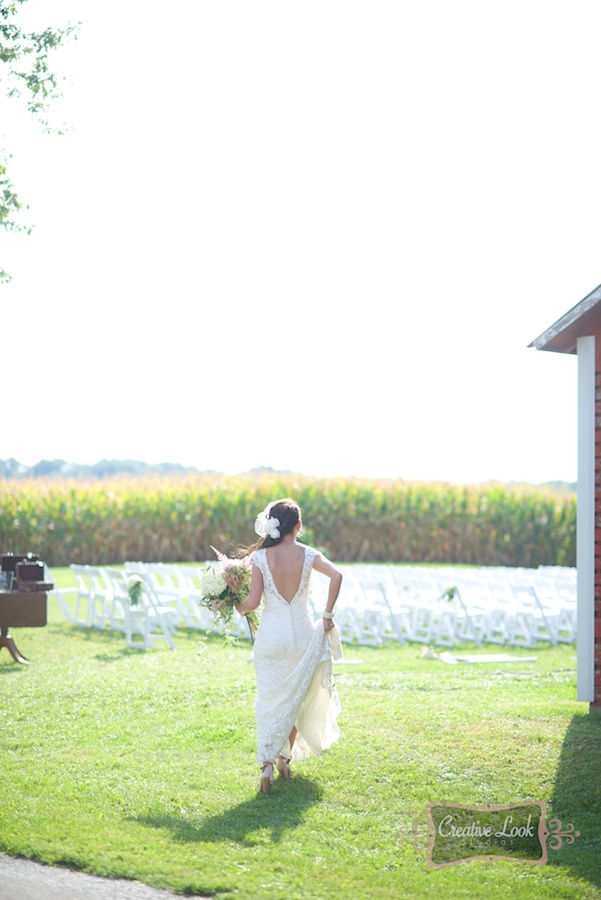 barn-wedding-farming-betty's-wi0046