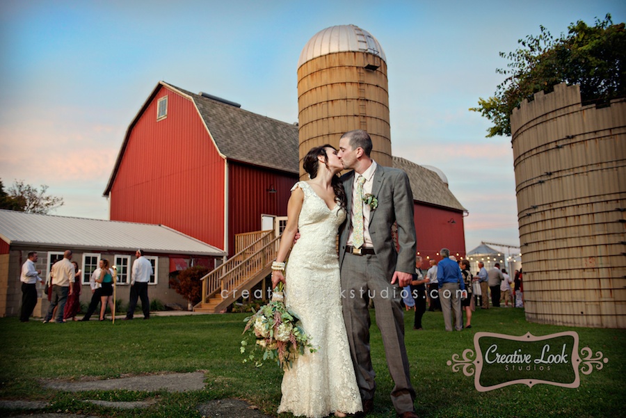 barn-wedding-farming-betty's-wi0080